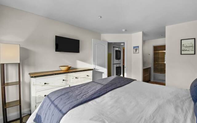 Swans Nest 1601 2 Bedroom Condo by RedAwning