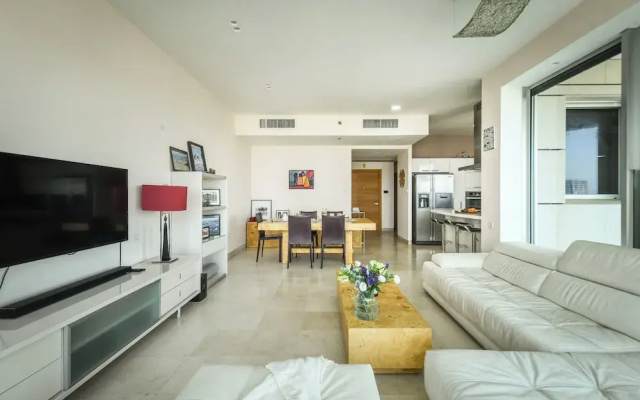 High end 2 BR w panoramic City view