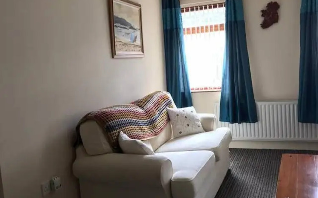 Central 2 Bed Apartment Above Great Derry Pub