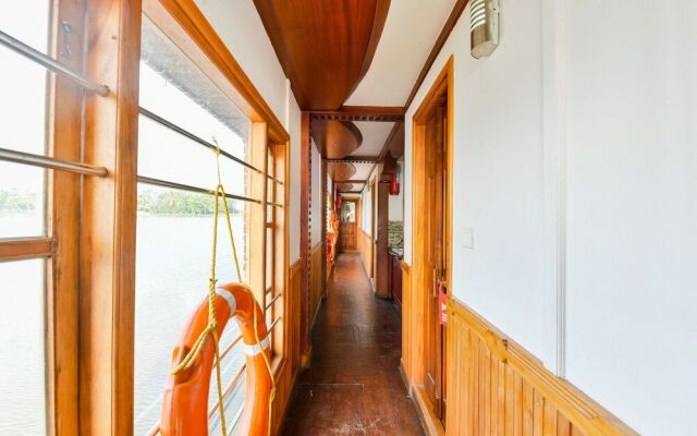 OYO 23231 KHBO Gold Sharing Houseboat