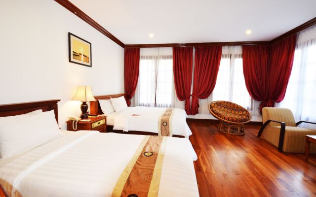The Suite By Royal Crown Hotel