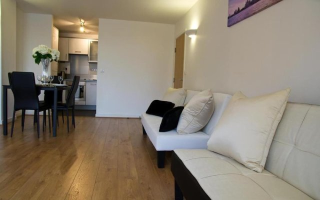 Impeccable 2-bed Apartment in Brentwood