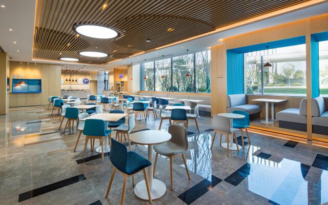 Holiday Inn Express Shanghai Kangqiao by IHG
