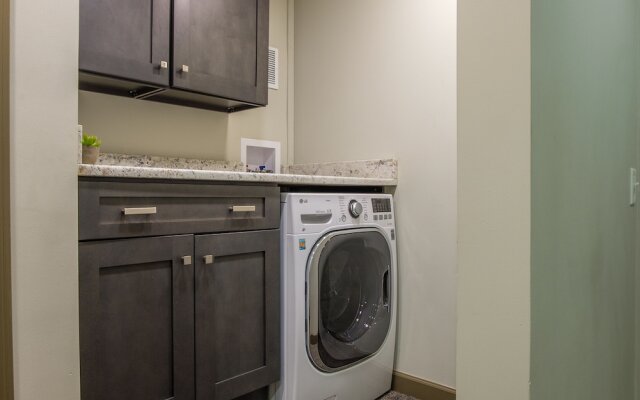 Spacious CLE Apartments by Frontdesk