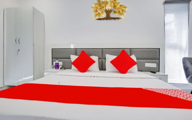 OYO Flagship 80590 Sky White House