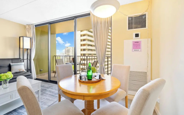 Waikiki Sunset Close to Beach with Parking