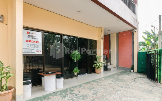 SR Residence near Mall Ciputra Cibubur Mitra RedDoorz