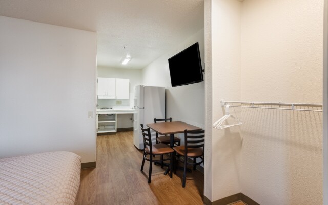 HomeTowne Studios by Red Roof Detroit - Livonia