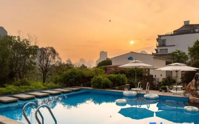 Ji Yun Resort (Yangshuo Ten-mile Gallery Yulong River)
