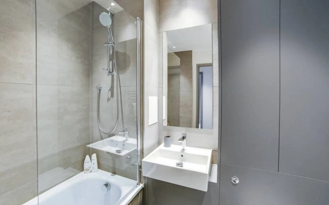 Modern 2bed W/balcony Sleeps 6 in Hackney