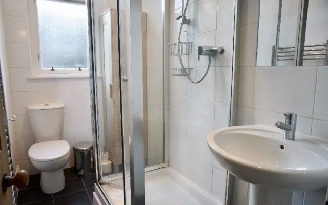 Stylish 3-Bedroom Period Apt Close To City Centre