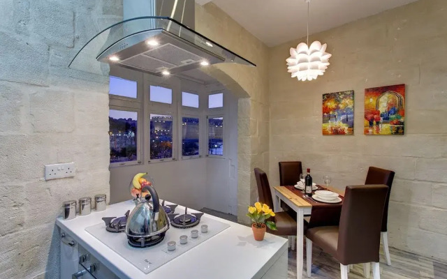 Charming Seafront House In Kalkara
