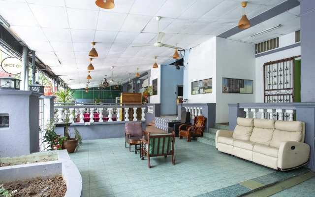 SPOT ON 90137 Casavilla Hotel Pudu