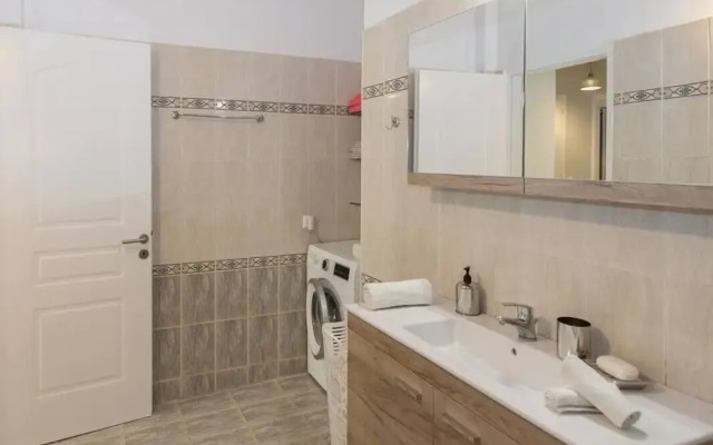 Thano s Stylish Flat Just 150m to the Beach