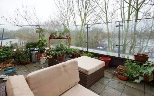 Spacious 2BR Home in Surrey Quays W/terrace