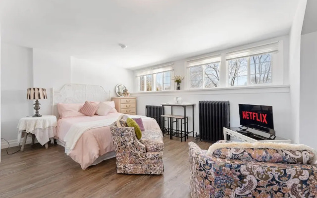 Private Studio Apartment in Burlington - U5