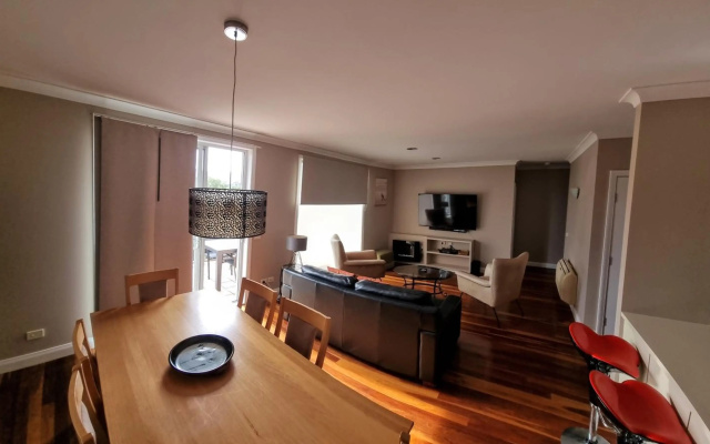 2 Bedroom Villa @ Oaks Cypress Lakes Resort – Hotel Rooms – Pokolbin