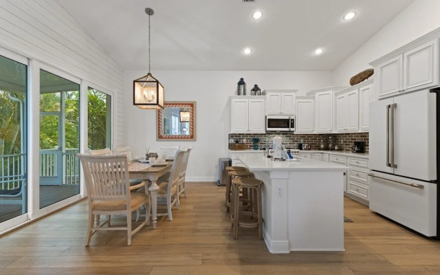 Splash Of Lime 3 Bedroom Home by RedAwning