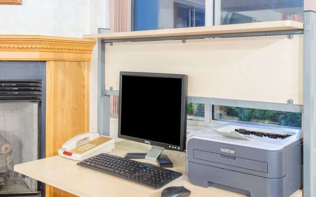 Super 8 by Wyndham West Middlesex/Sharon Area