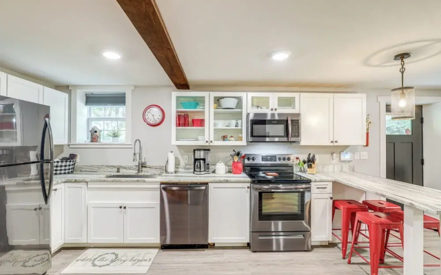 Walk to Downtown Weaverville: Quiet Apartment