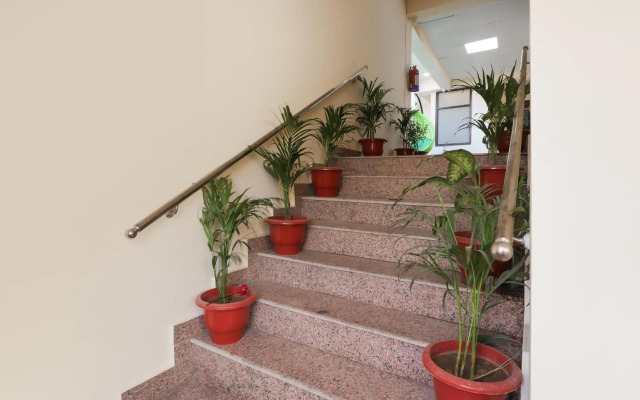 Flagship 75893 Hotel Maharaja Gold