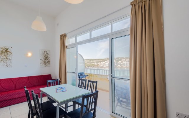 Blue Harbour 4 – Seafront 3 bedroom self catering holiday apartment with terrace