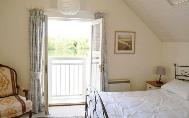 Stylish Pet-friendly Lakeside Retreat In The Cotswold Water Park