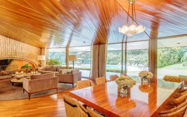 Lavish Villa with Pool I Jacuzzi, Gym & Tennis Court