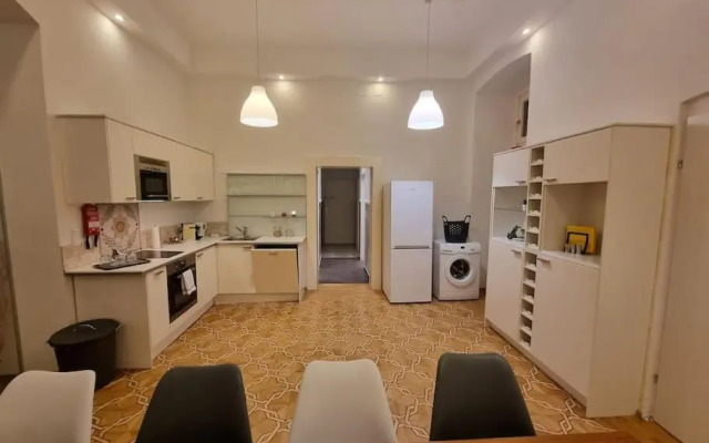 Sissi Royal Suite - Inner City 4 bedroom apartment