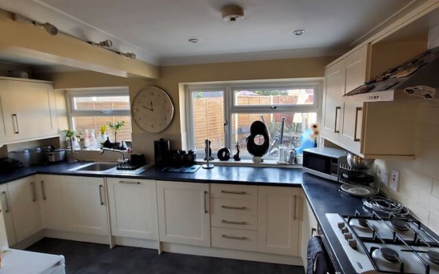 Stylish 3 bed house with Garden Free Parking