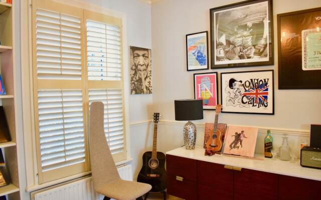 Artistic 3 Bedroom London Home With Garden