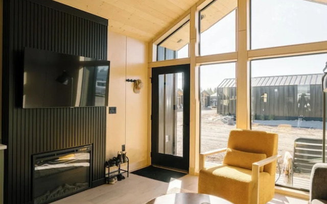 Yellowstone Peaks Hotel