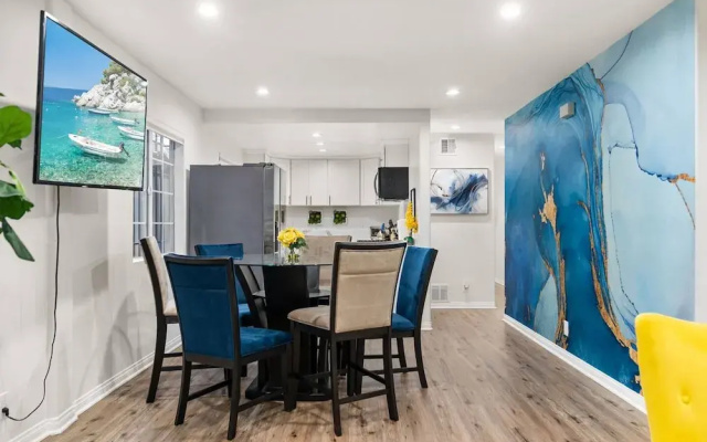 The Avalon - Modern Colorful w Private Parking