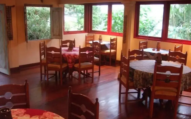 Strawberry Hill Hotel & Restaurant