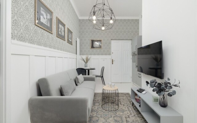 Air Conditioning & Balcony by Renters
