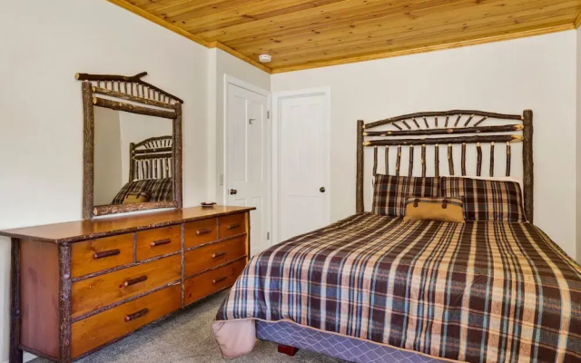 Cove Lakefront Chalet #2098