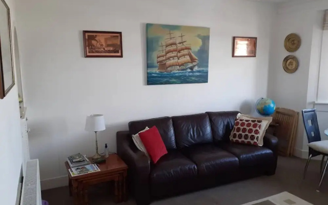 Marina View, Lovely Upper 3 Bedroom Apartment