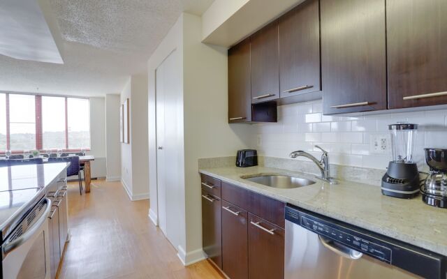 Gorgeous Apt with Rooftop City View