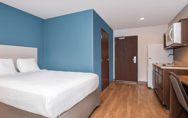 WoodSpring Suites Carol Stream - Chicago