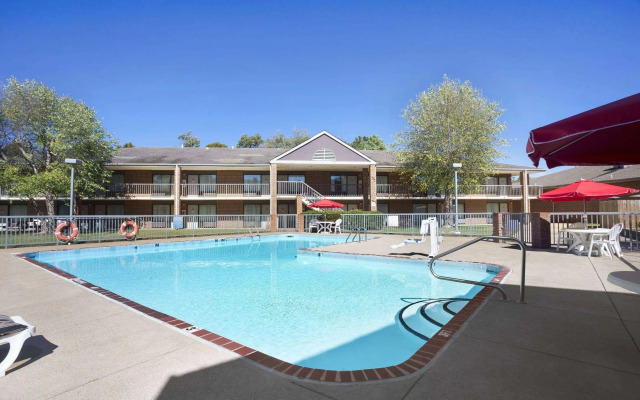 Ramada by Wyndham Batesville