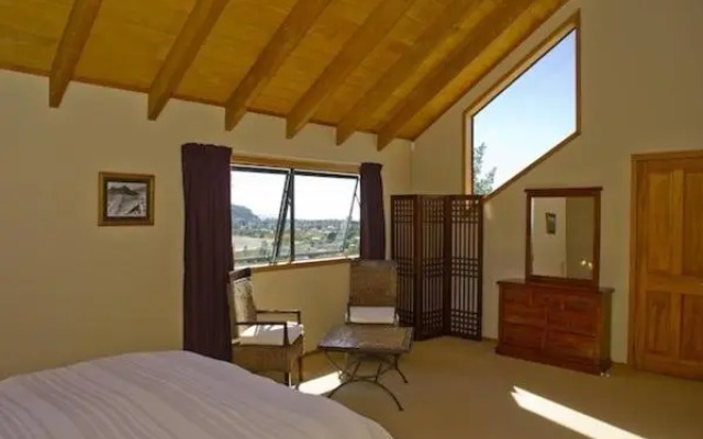 Treetop Oasis - Tairua Executive Holiday Home