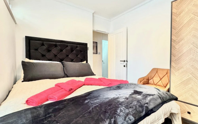 Newly Refurbished 3 bed Flat , Free Parking