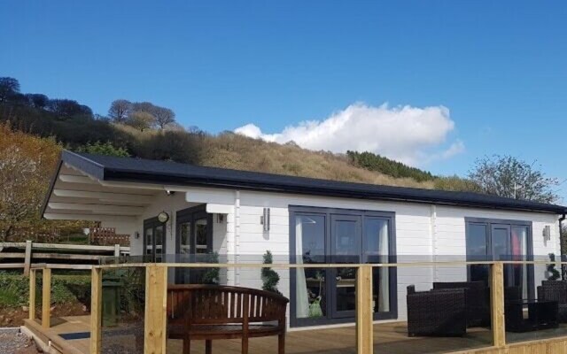 Secret Lodge by Cardiff Holiday Homes