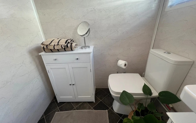 Beach Chalet - 2 Bedrooms - 4 Guests - Parking