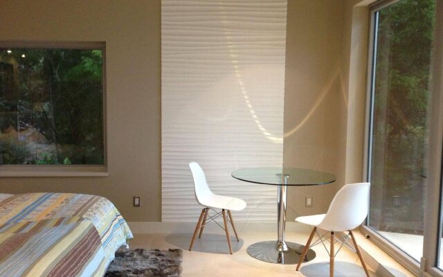 Pointhouse Suites On Sargeant Bay