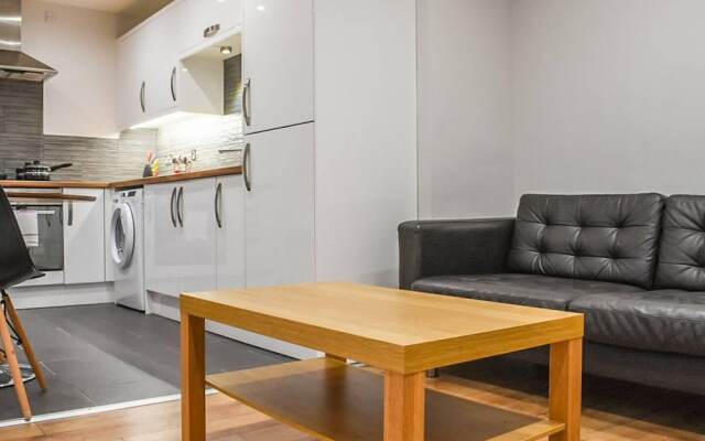 Modern and Bright 1 Bedroom Apartment