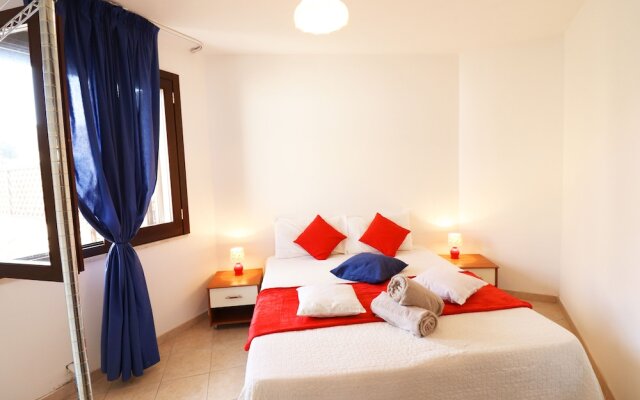 Flat Desirè Close To Beaches with Sight Castle, Terrace, Wi-Fi