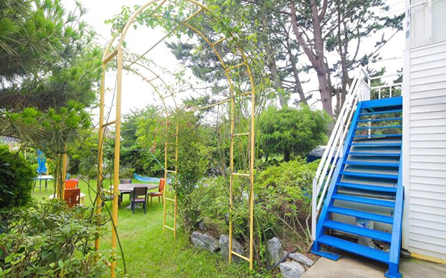 Taean Cheongpodae White Castle Pension