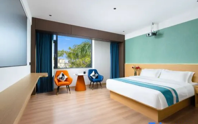 Jifeng Holiday Hotel (Ruili Fortune Plaza)
