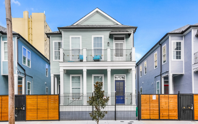 Spacious 5BR Urban Retreat with Balcony & Pool